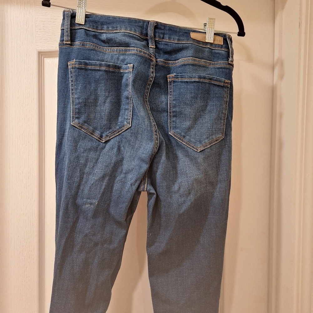 Classic Blue Denim Distressed Jeans JUNIORS size 31